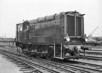 151509 Afbeelding van de diesel-electrische rangeerlocomotief nr. 511 (serie 500) van de N.S. op het emplacement ...